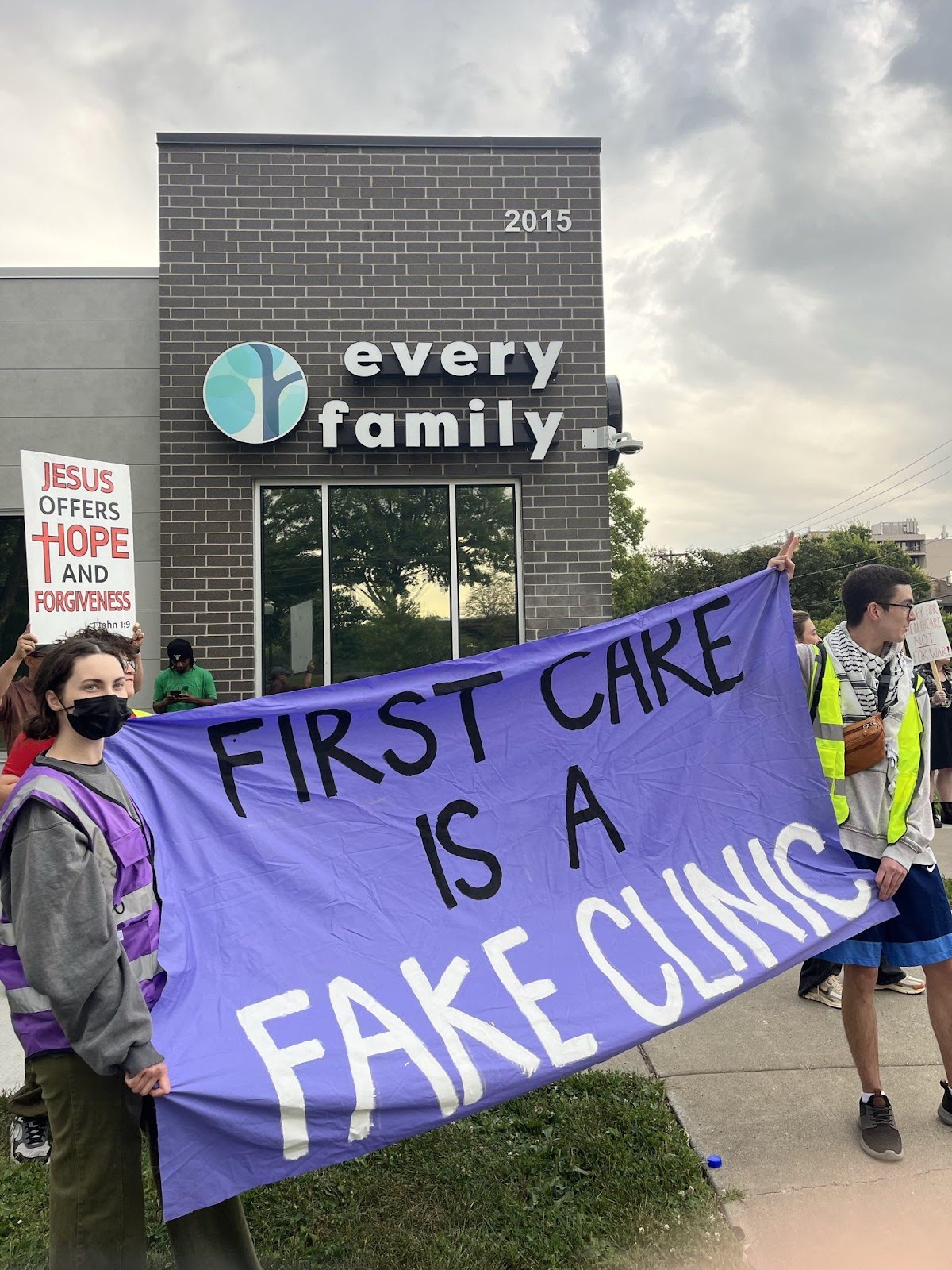 Protesters rally against fake health clinic First Care in the Phillips neighborhood of Minneapolis.  | Staff/Fight Back! News