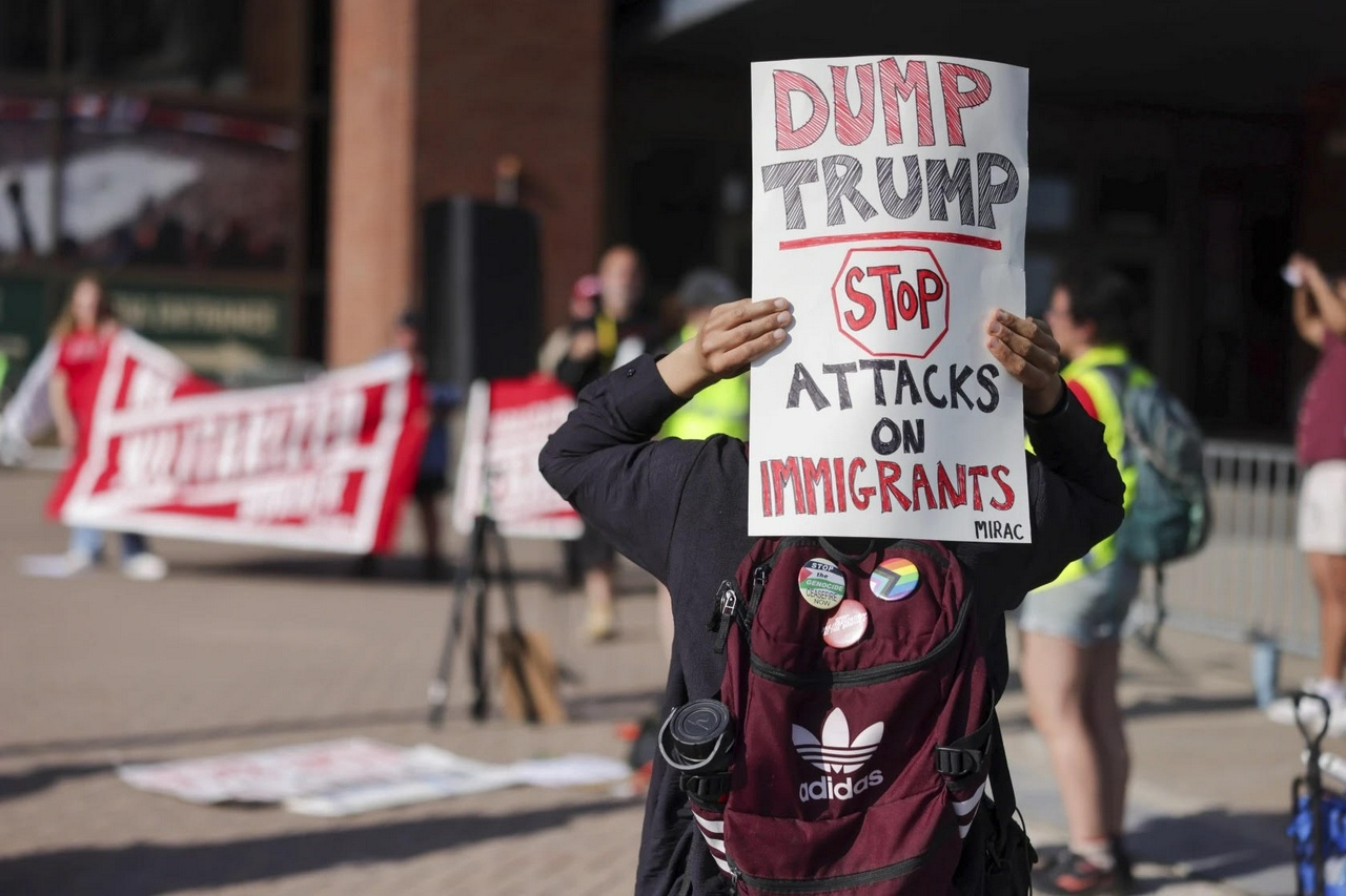 Saint Paul protest at Trump campaign stop
