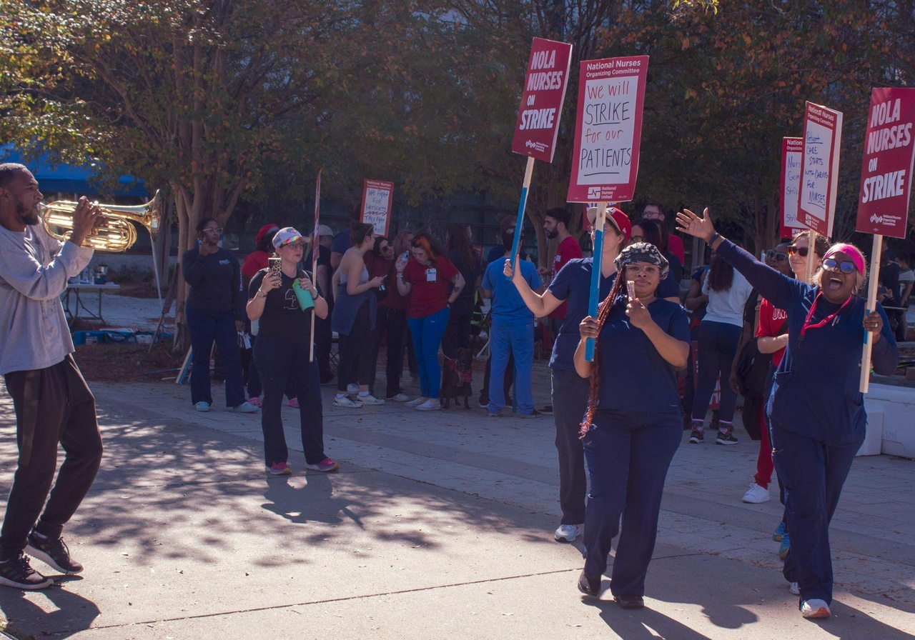 Nurses picket outside University Medical Center in New Orleans.  | Toni Duplechain-Jones/Fight Back! News