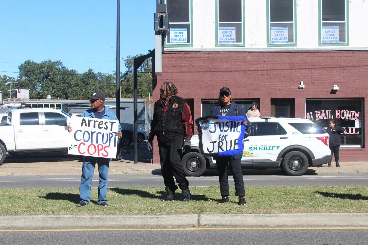 Johnston family supporters wave signs outside the courthouse.  | Fight Back! News/Staff