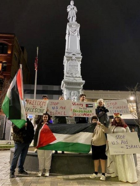 Grand Rapids, MI protest stands in solidarity with Palestine.