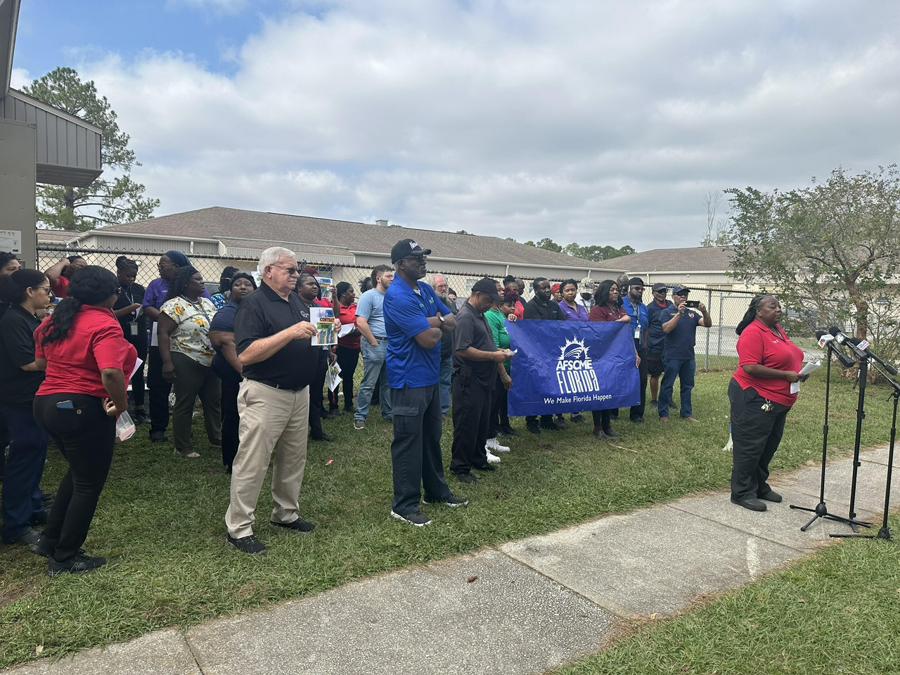 Duval County school food service workers demand a decent contract.  | Staff/Fight Back! News