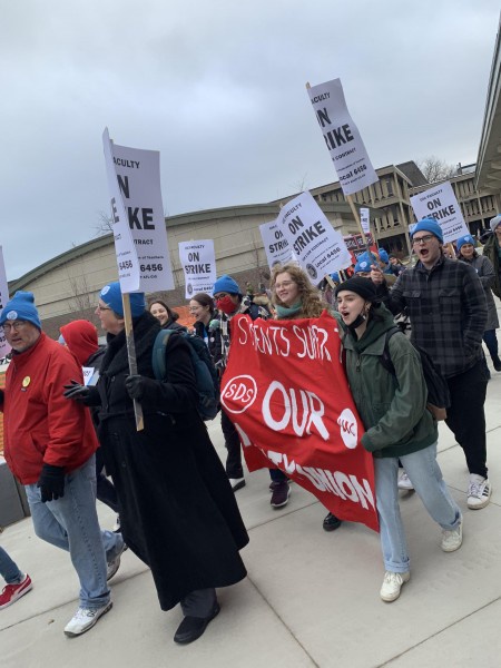 SDS supporting the strike of University of Illinois at Chicago faculty.