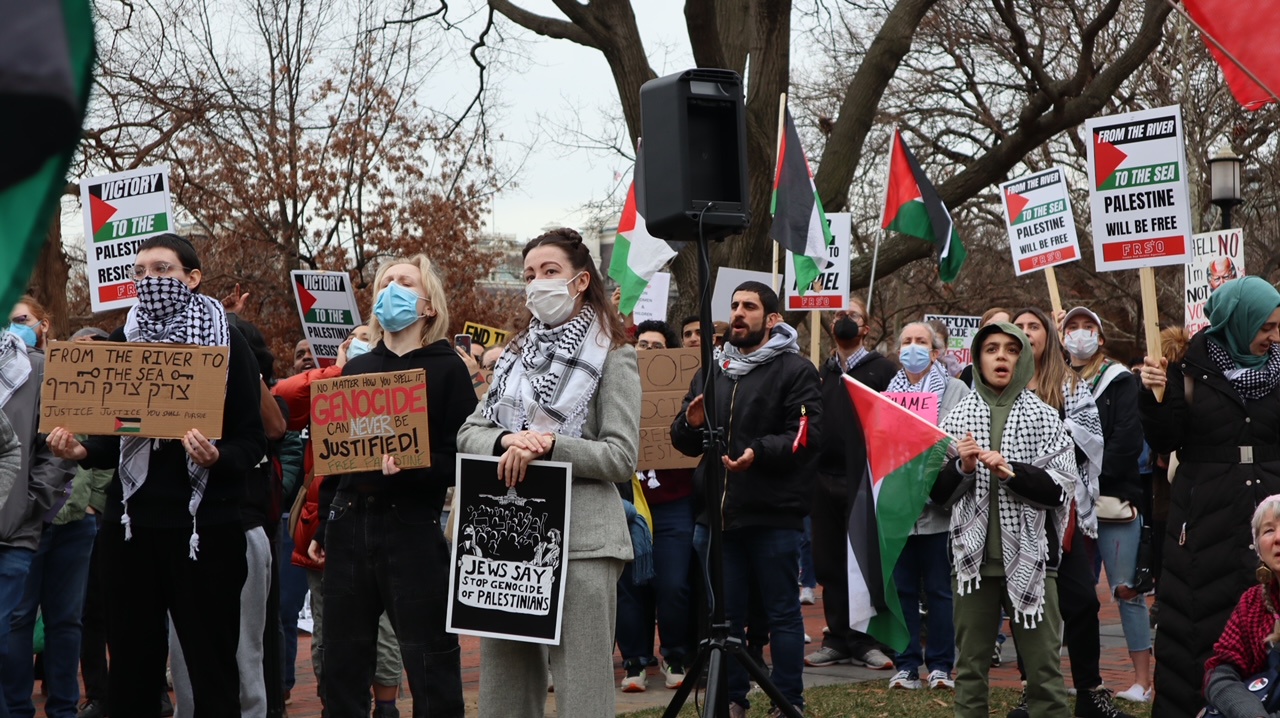 Protestors gathered in Lafayette Square near the White House as a part of the National Week of Action in solidarity with Palestine. | Fight Back! News/staff