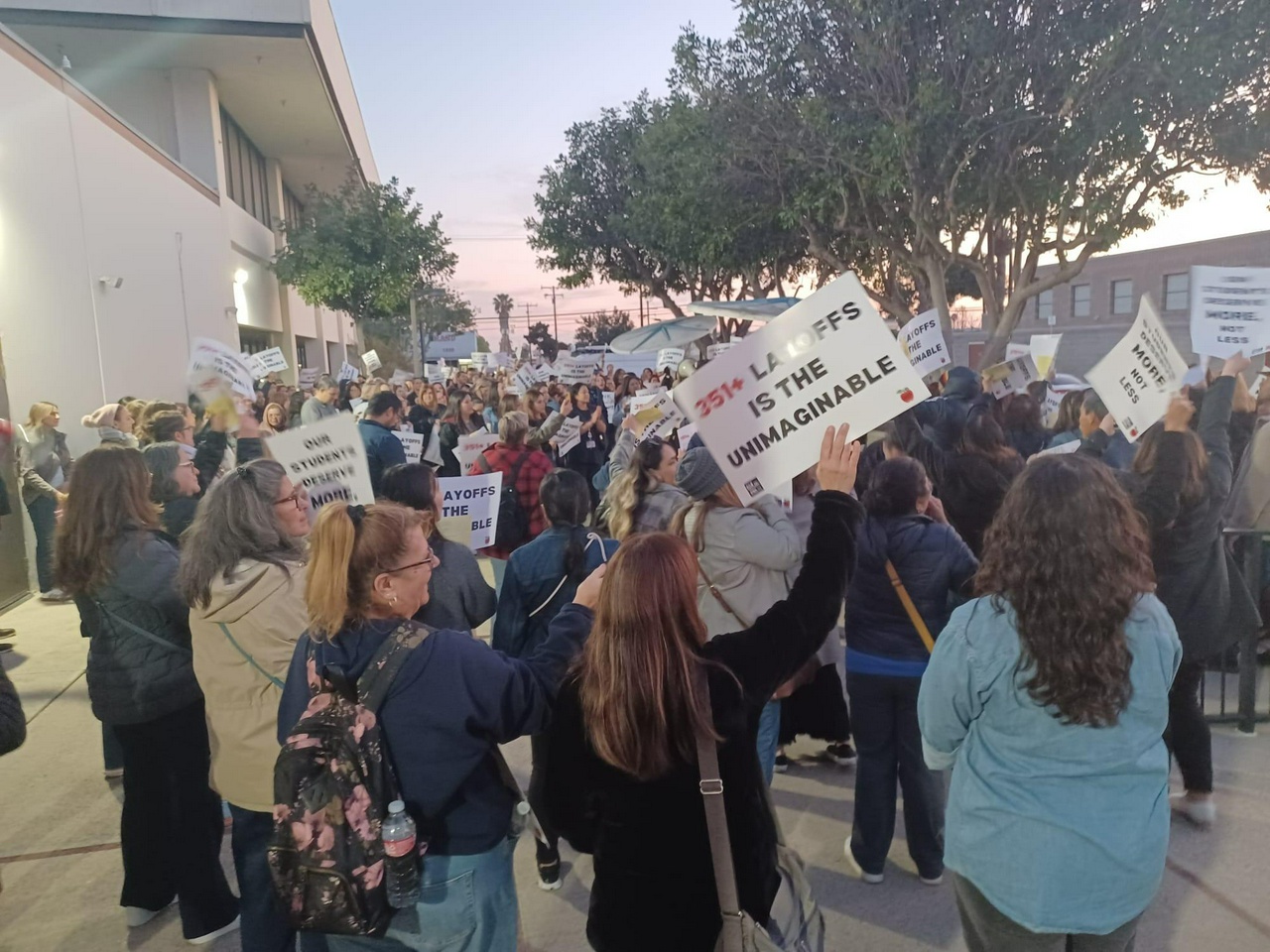 Educadores de Santa Ana, California, protestan contra los despidos.