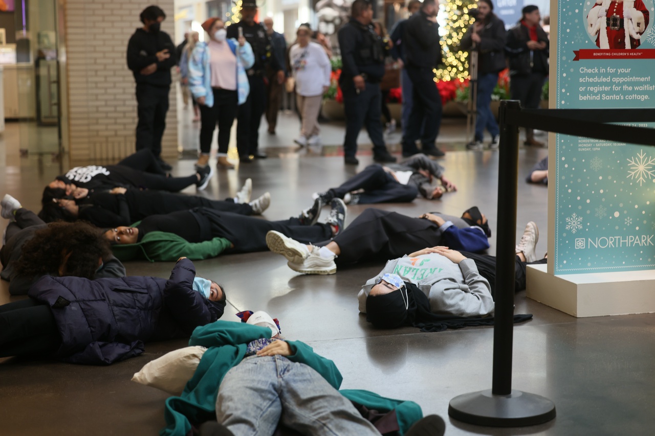 Dallas Black Friday die-in exposing the genocide in Gaza. | Fight Back! News/staff