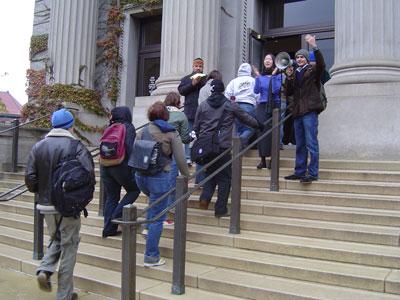Estudiantes toman el edificio Morrill Hall para apoyar los trabajadores en huelg