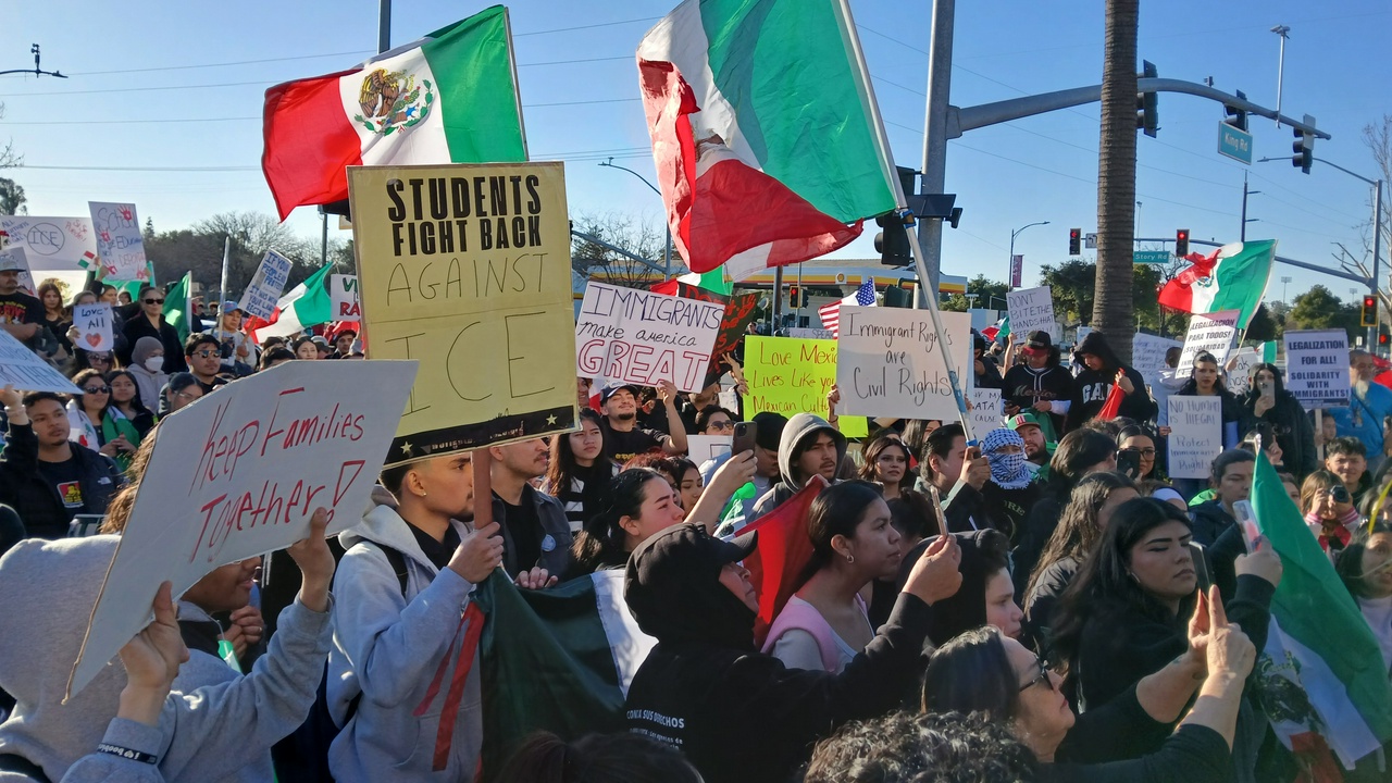 Estudiantes de preparatoria en San José salen de clases para protestar contra las deportaciones.
