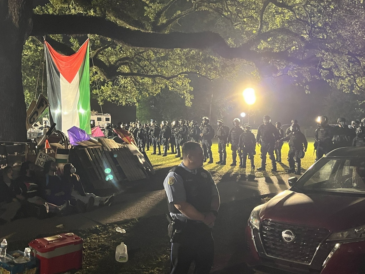 Riot police surround encampment at Tulane.  | Fight Back! News/staff