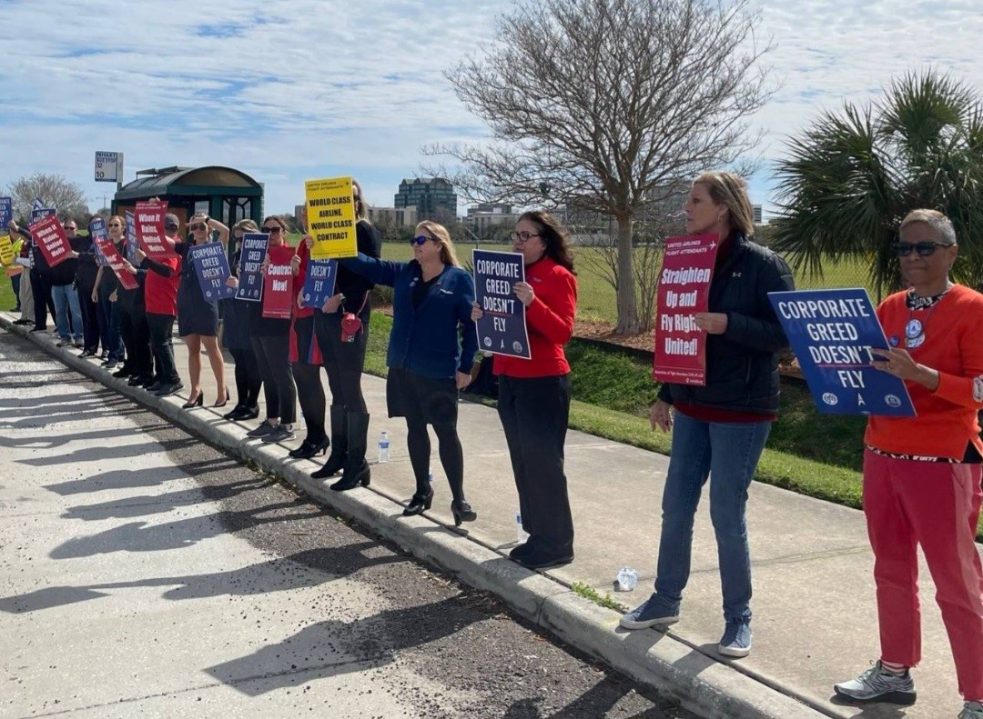 Tampa flight attendants on the picket line for a decent contract.  | Fight Back! News/staff