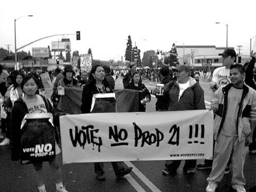 Este es un foto de una marcha contra la Proposición 21.