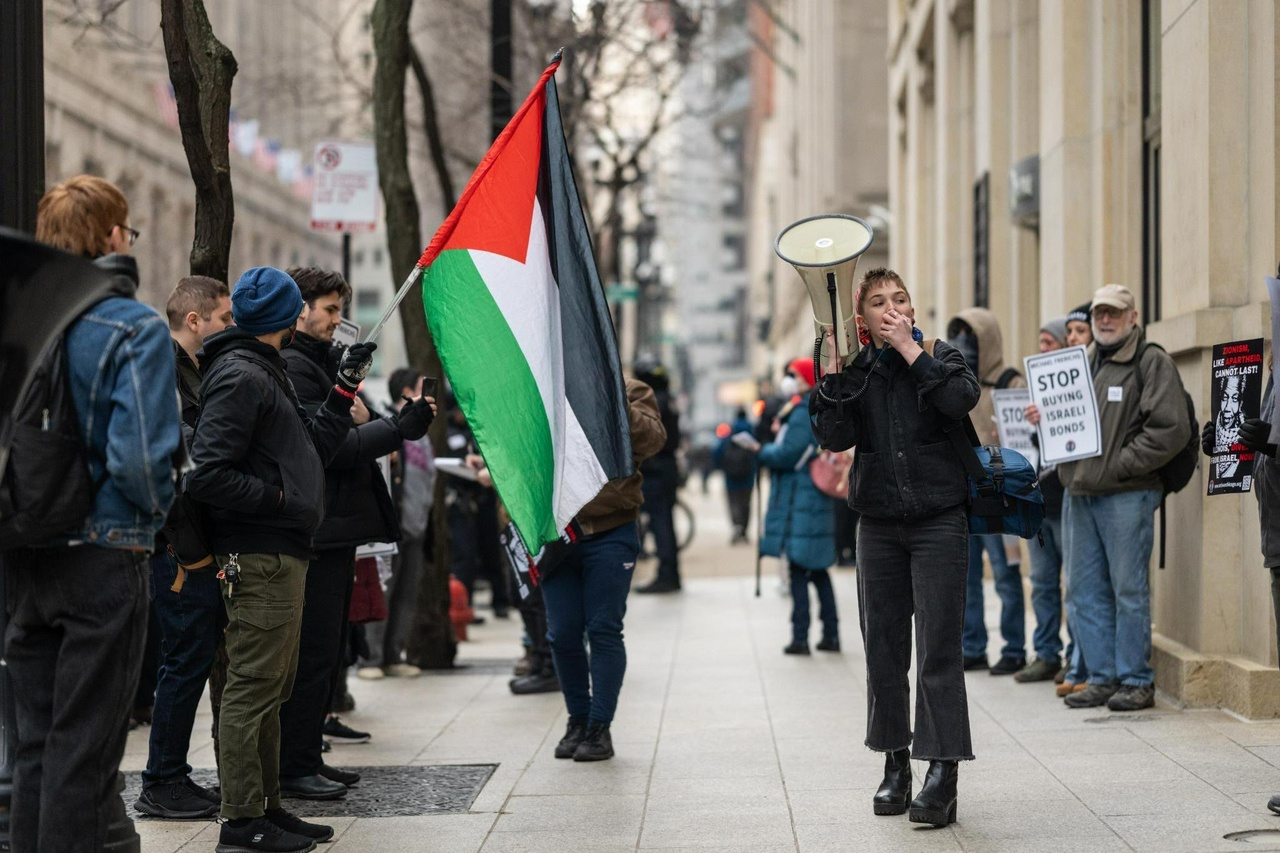Caeli Kean leading chants outside Illinois State Board of Investment meeting
