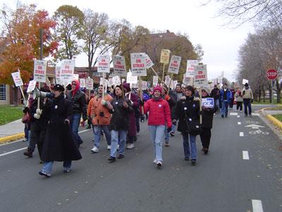 Huelgistas marchan en el campus de San Pablo de la U de Minnesota