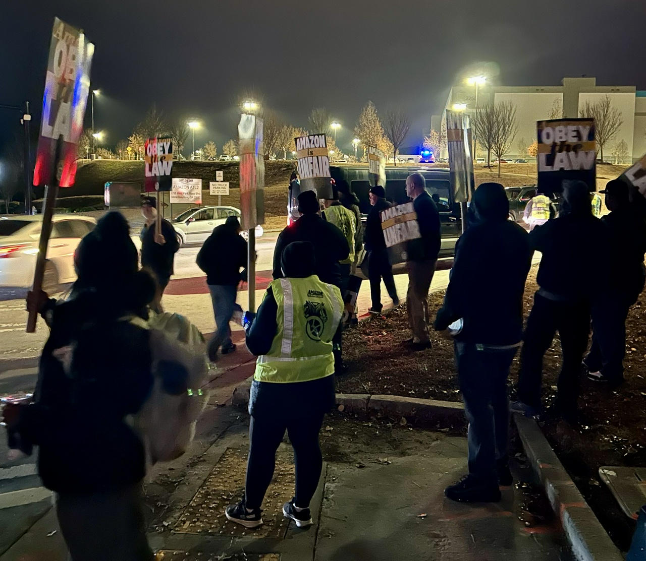 Teamsters in Atlanta put up picket line outside the ATL2 facility in Stone Mountain, Georgia.  | Staff/Fight Back! News