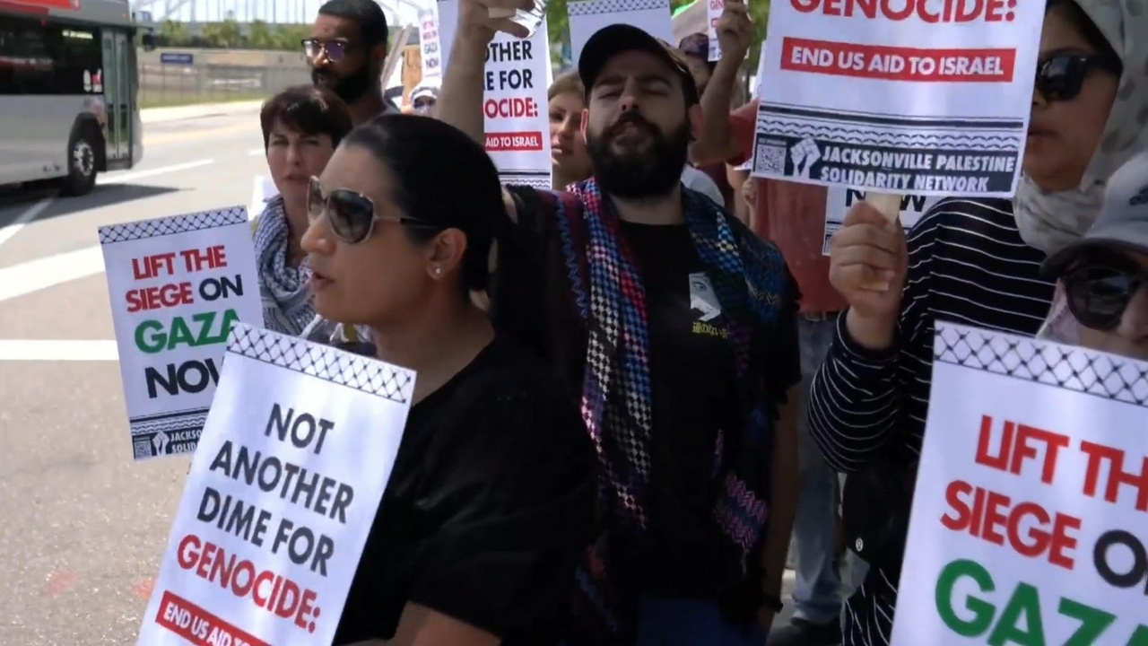 Jacksonville, Florida protest at VP Harris event condemns her support for genocide in Gaza.  | Fight Back! News/staff