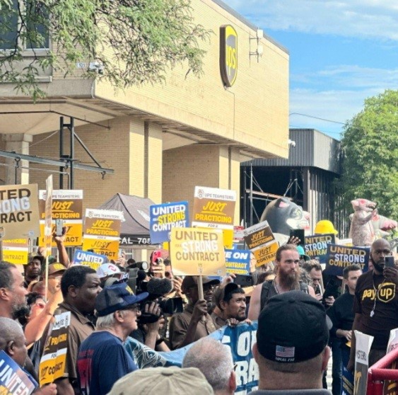 Teamsters practice picket at a UPS hub in Chicago drew over 300 people.