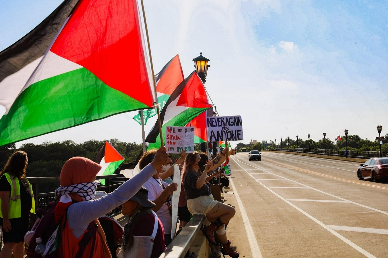Protesters on the Marshall/Lake bridge over the Mississippi River.