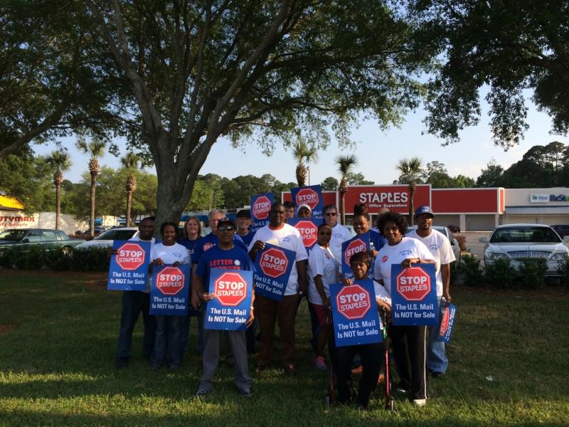 Postal Workers and other trade unionists protest USPS privatization.