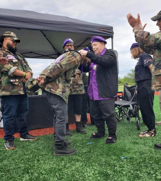 José "Cha Cha" Jiménez coloca un medallón de Young Lords en el nuevo Presidente