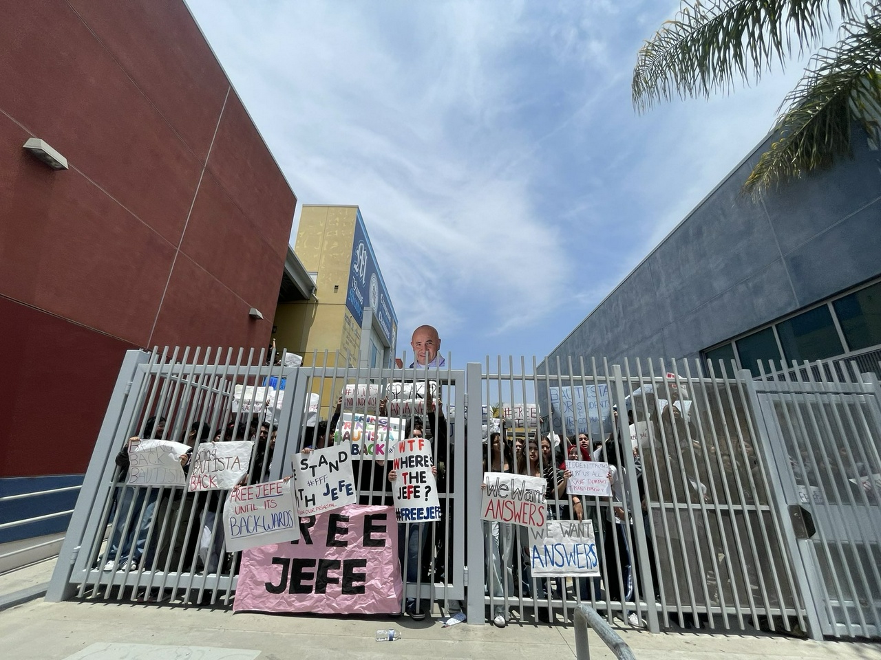 Students at Mendez High School walk out of classes demanding rehiring of the school principal.  | Fight Back! News/staff