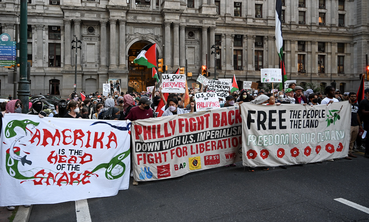 Hundreds gather at Philadelphia City Hall before marching on the presidential debate.  | Joe Piette/Fight Back! News